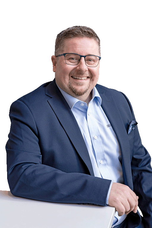 Yrityskonsultti Johan Moilanen hymyilee maireasti pöydän äärellä. Laitetaan sun yritys kasvuun